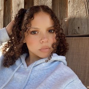 Meet your Posher, Alycia